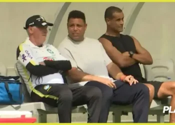 Ronaldo e Rivaldo visitam treino da seleção antes da Copa do Mundo