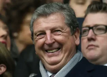 Roy Hodgson retorna ao futebol aos 78 anos como técnico do Bristol City
