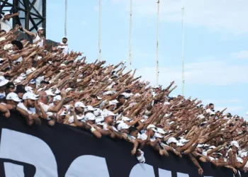 Santos e Internacional se enfrentam na Vila Belmiro pelo Brasileirão