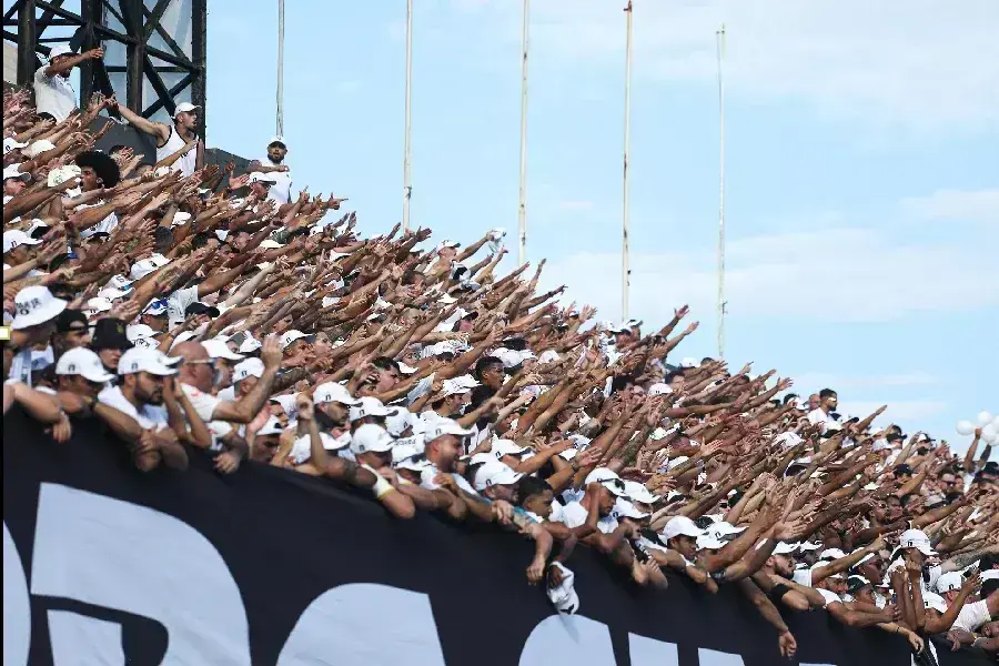 Santos e Internacional se enfrentam na Vila Belmiro pelo Brasileirão