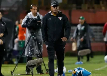 São Paulo assume liderança do Brasileirão após vitória sobre Chapecoense