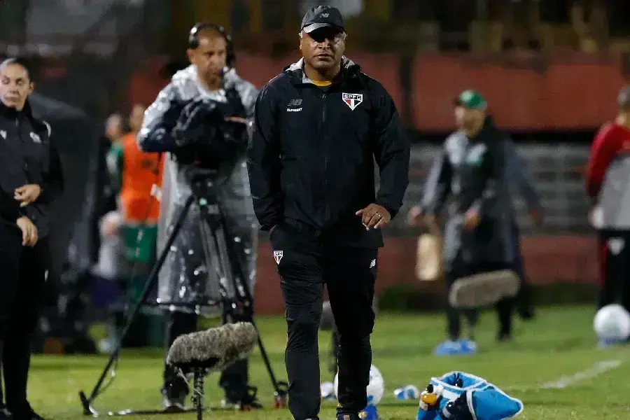 São Paulo assume liderança do Brasileirão após vitória sobre Chapecoense