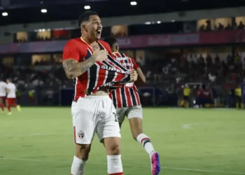 São Paulo e Chapecoense duelam em busca de pontos no Brasileirão