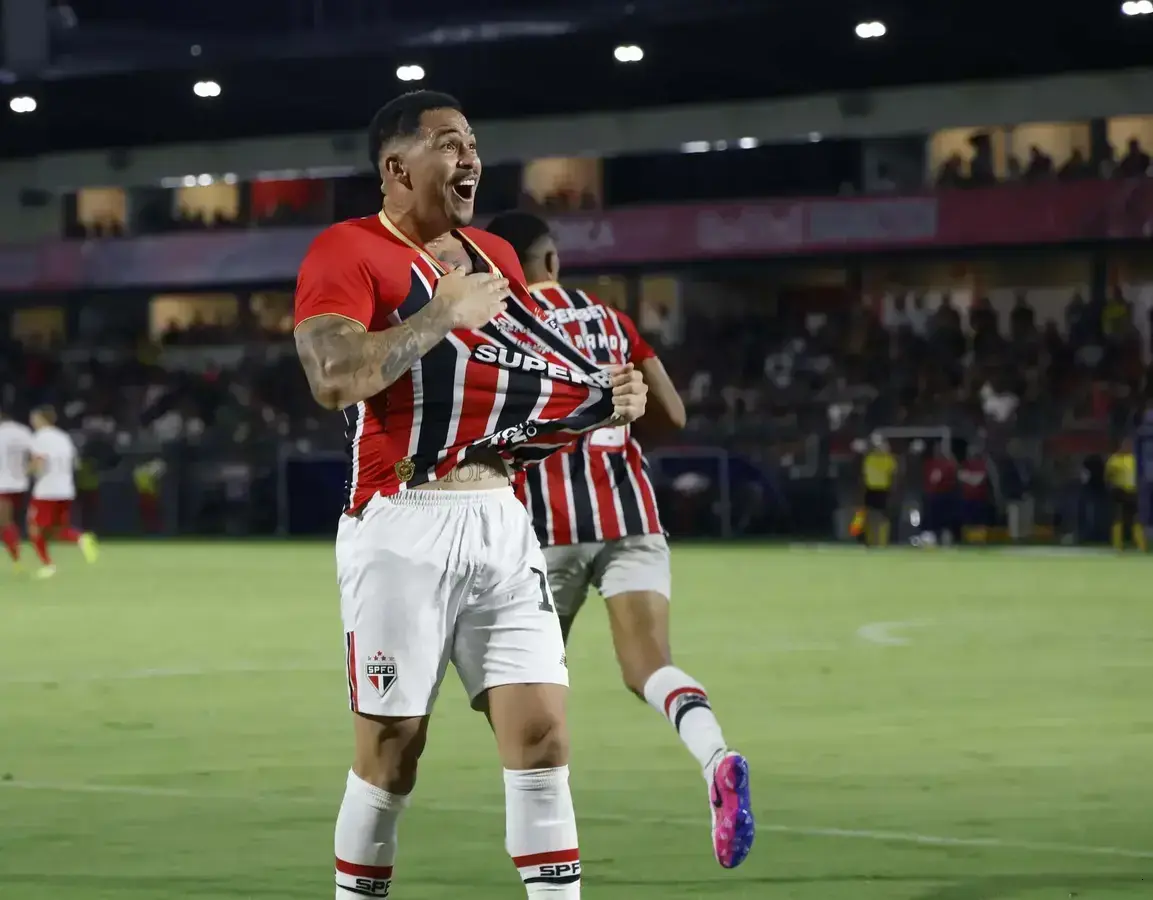 São Paulo e Chapecoense duelam em busca de pontos no Brasileirão