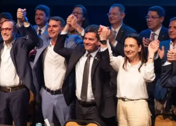 Sérgio Moro se filia ao PL com apoio de Flávio Bolsonaro