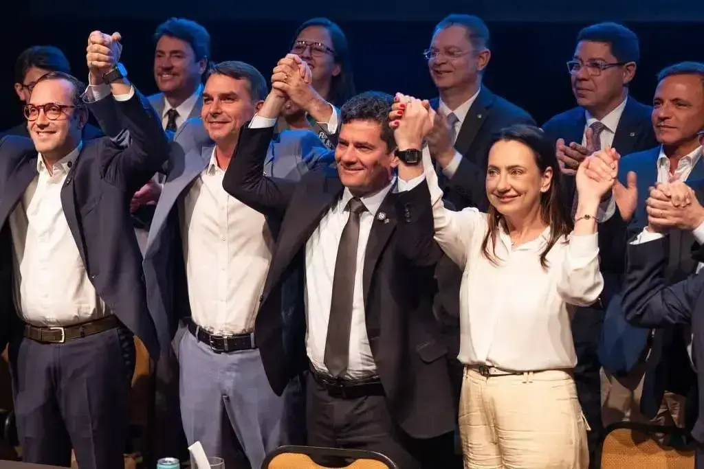 Sérgio Moro se filia ao PL com apoio de Flávio Bolsonaro