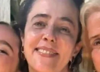 Silvia Buarque celebra aniversário com mãe e filha em festa intimista