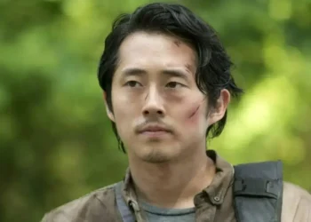Steven Yeun retoma o caos apocalíptico em Invencível com superpoderes