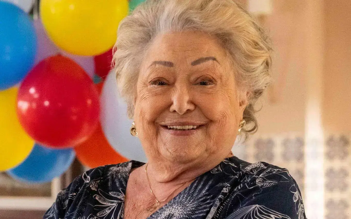 Suely Franco assina contrato vitalício com a Globo após sucesso na novela