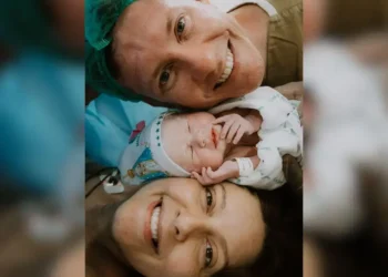 Taisa Pelosi celebra a chegada da filha Clara Maria com emoção