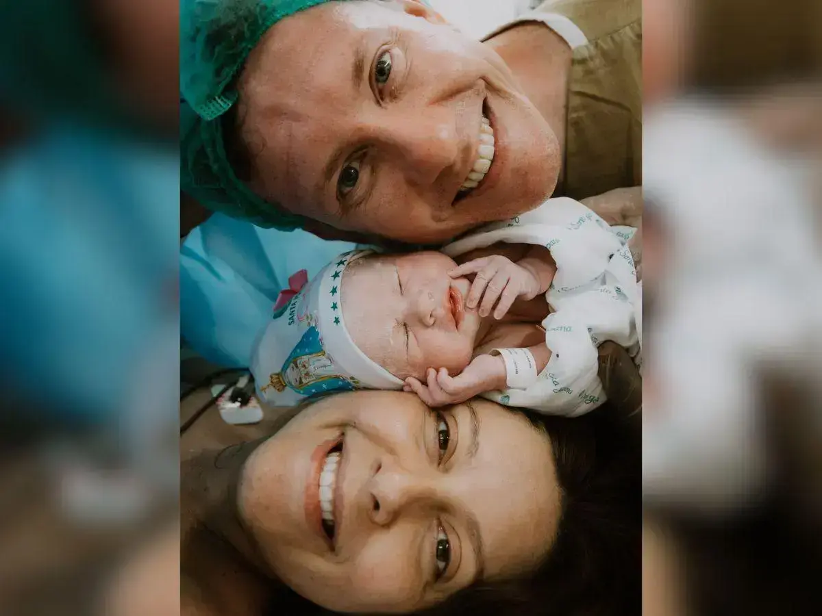 Taisa Pelosi celebra a chegada da filha Clara Maria com emoção
