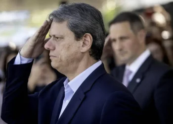 Tarcísio sanciona lei que torna obrigatória execução do hino nas escolas