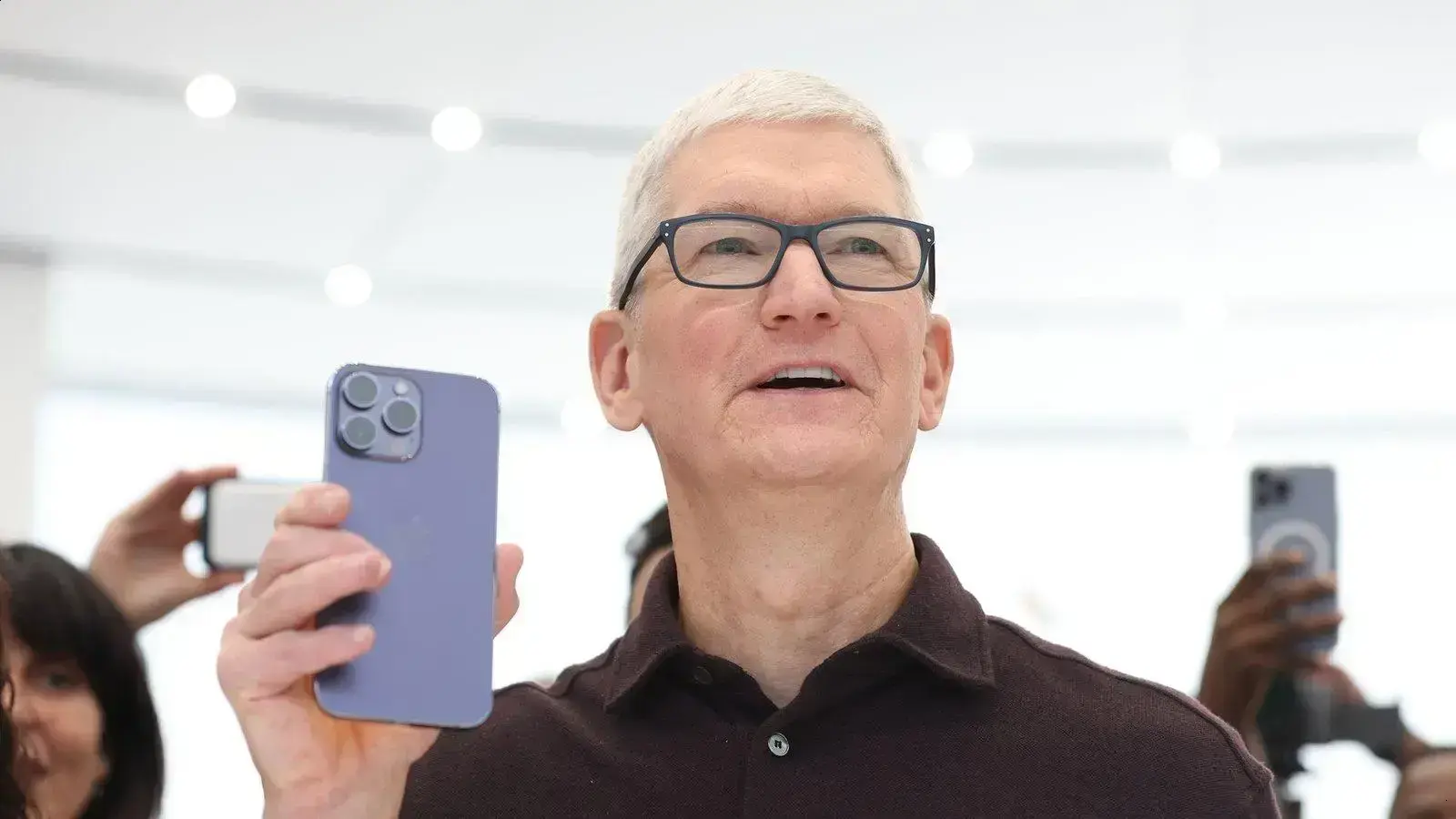 Tim Cook desmente boatos de aposentadoria e reafirma dedicação à Apple