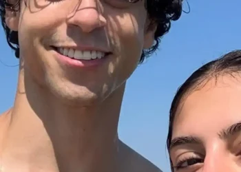 Victor Alexandre exibe momento de folga na praia com namorada