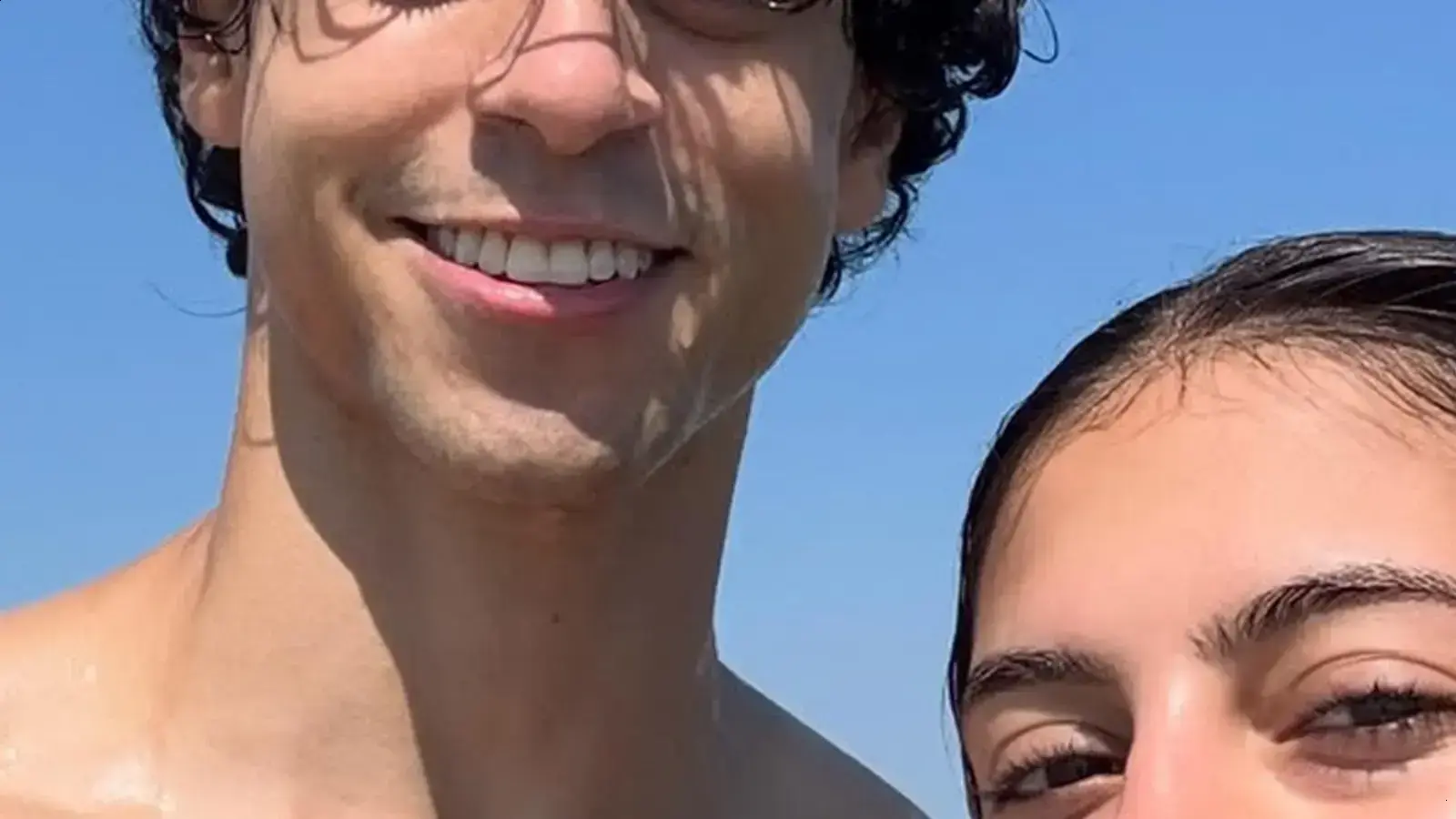Victor Alexandre exibe momento de folga na praia com namorada