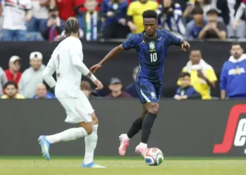 Vinícius Júnior treina e reforça a seleção brasileira para amistoso