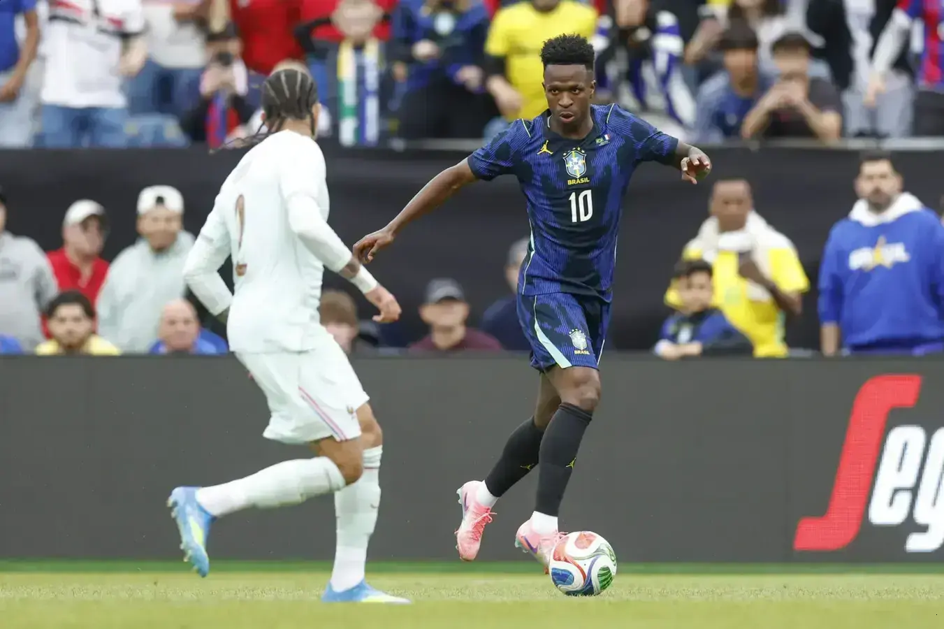 Vinícius Júnior treina e reforça a seleção brasileira para amistoso