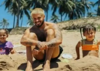 Zé Felipe surpreende filhas com flores e reflexões sobre paternidade