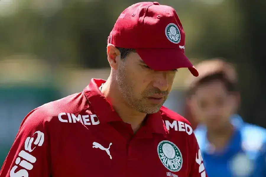 Abel Ferreira denunciado por expulsões em dois jogos do Palmeiras