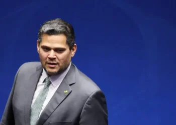 Alcolumbre agenda votação para derrubar veto de Lula sobre penas do 8 de Janeiro