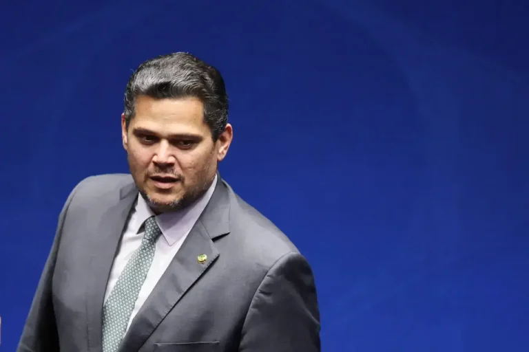 Alcolumbre agenda votação para derrubar veto de Lula sobre penas do 8 de Janeiro