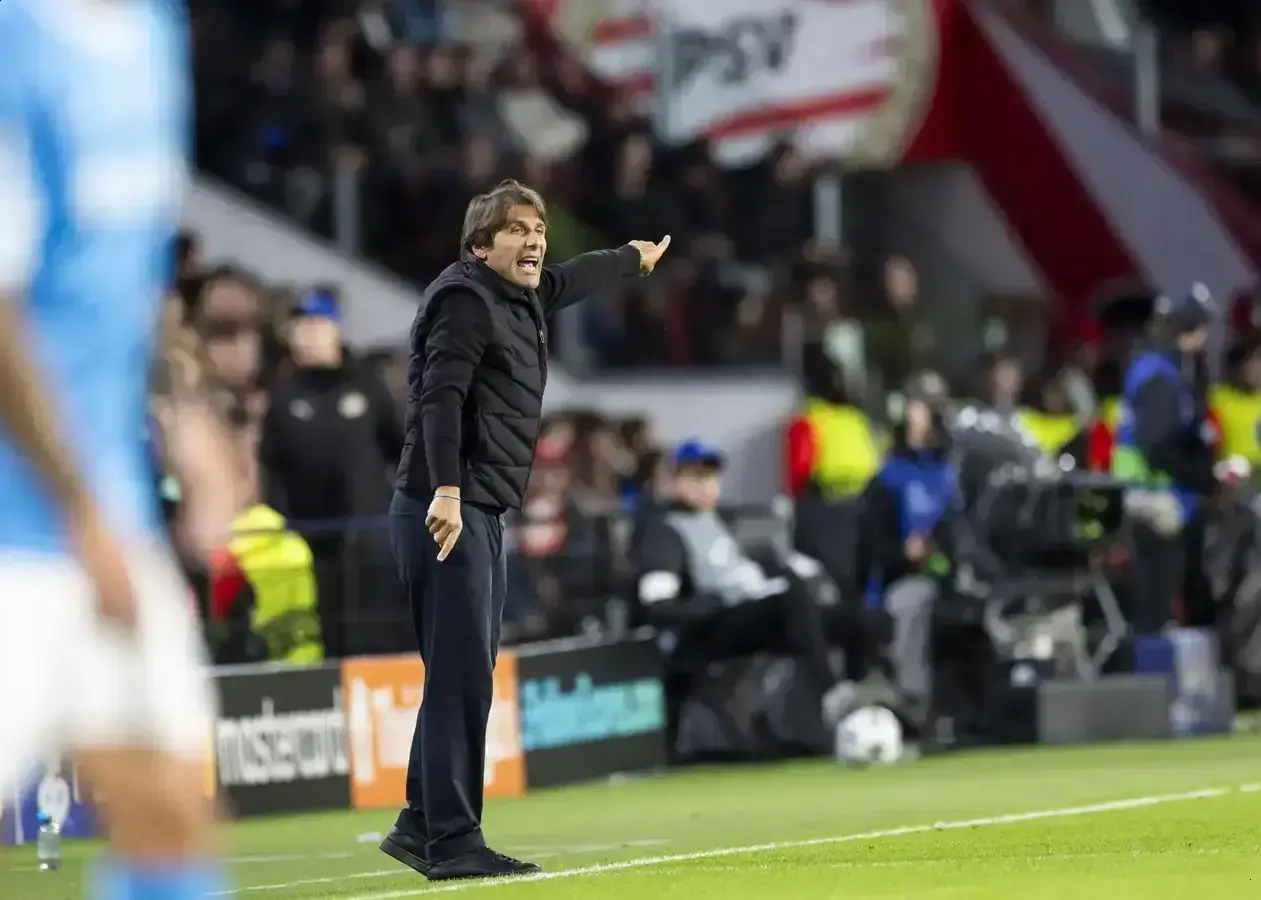 Antonio Conte se oferece para comandar seleção italiana após crise