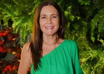 Ato de bondade de Adriana Esteves emociona em aeroporto