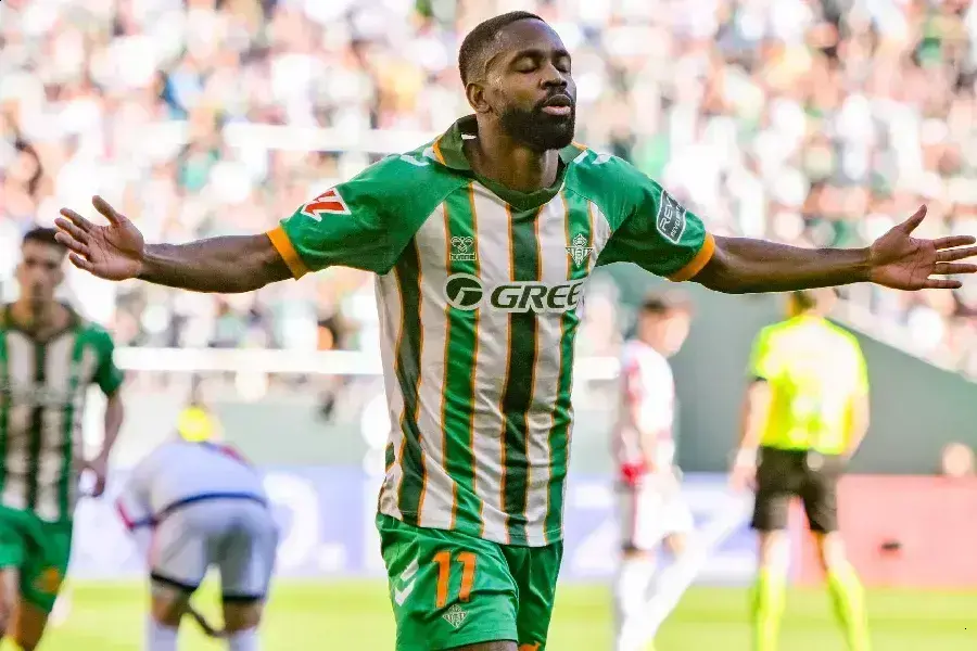 Betis pune Bakambu após atraso em jogos da seleção congolesa