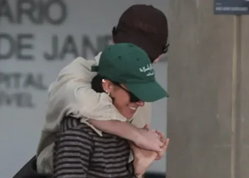 Bruna Marquezine e Shawn Mendes: Romance à vista em aeroporto carioca