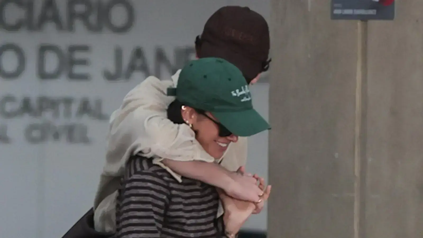 Bruna Marquezine e Shawn Mendes: Romance à vista em aeroporto carioca
