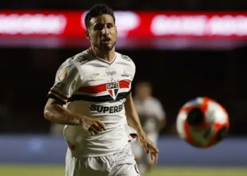 Calleri defende Roger após empate no Brasileirão: 'Ele não fala chinês'