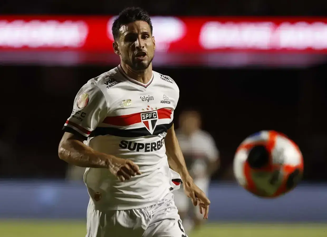 Calleri defende Roger após empate no Brasileirão: 'Ele não fala chinês'
