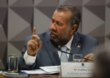Carlos Lupi comenta perda de deputados e foca no futuro do PDT