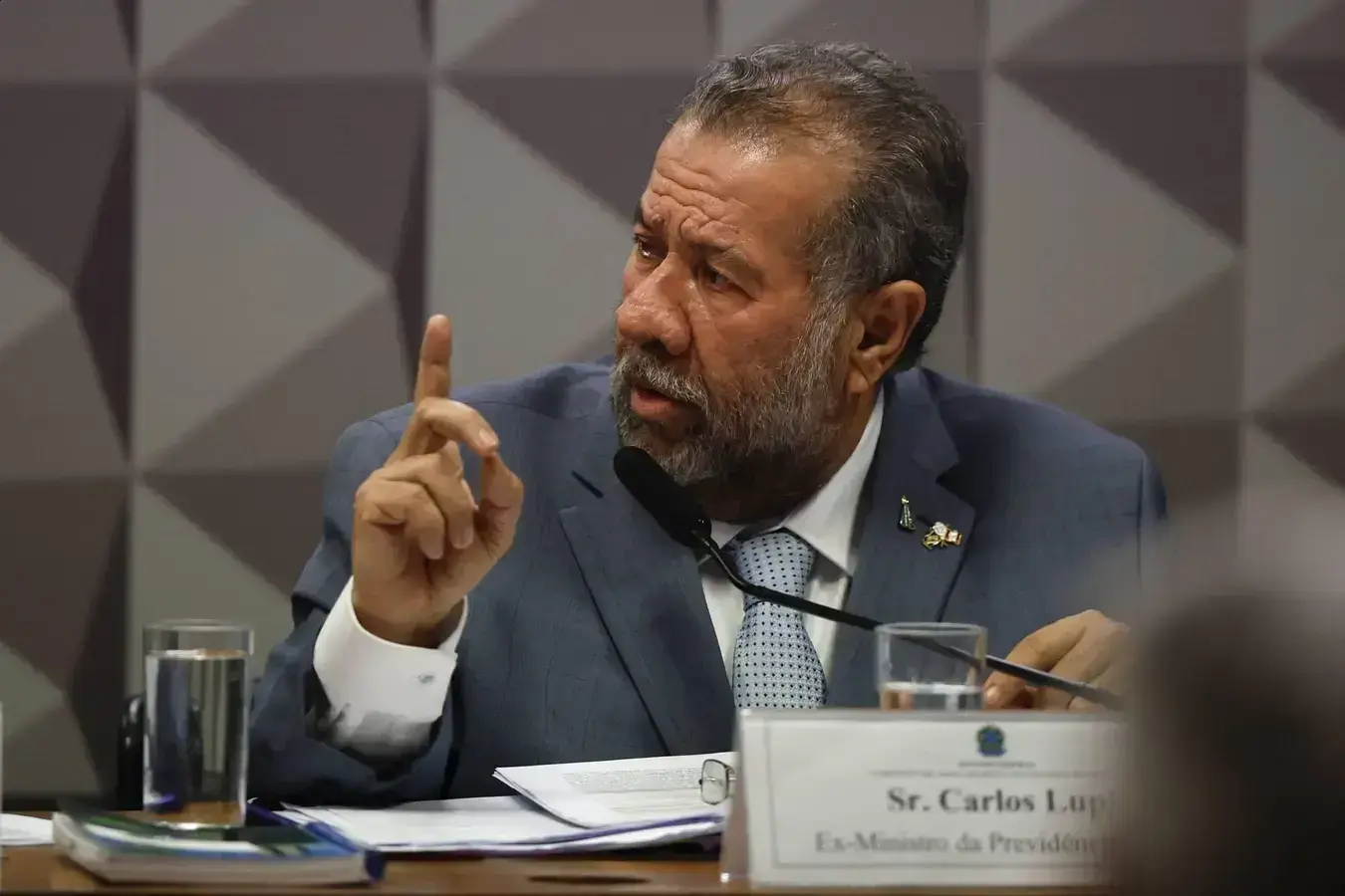 Carlos Lupi comenta perda de deputados e foca no futuro do PDT