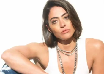 Carol Castro se torna vilã e enfrenta formato dinâmico em nova novela
