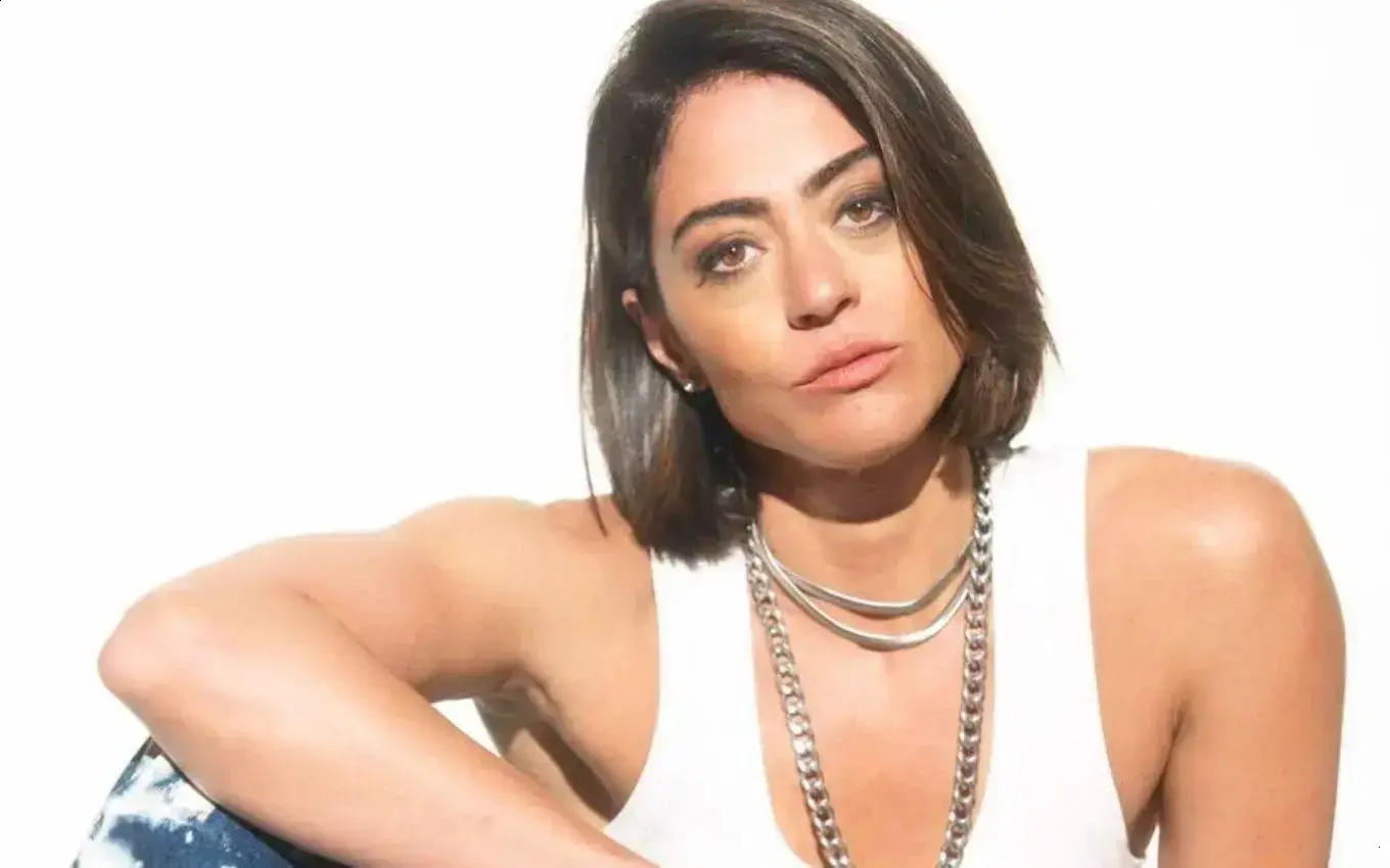 Carol Castro se torna vilã e enfrenta formato dinâmico em nova novela