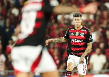 Carrascal do Flamengo pode jogar mesmo suspenso; entenda a situação