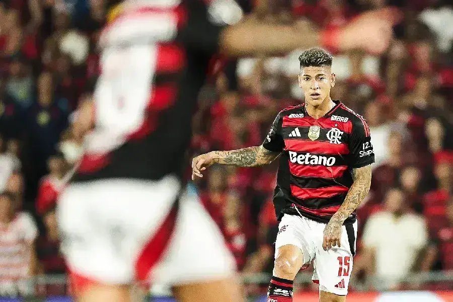 Carrascal do Flamengo pode jogar mesmo suspenso; entenda a situação