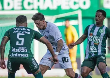 Chapecoense empata sob pressão e perde chance de vitória contra o Vitória