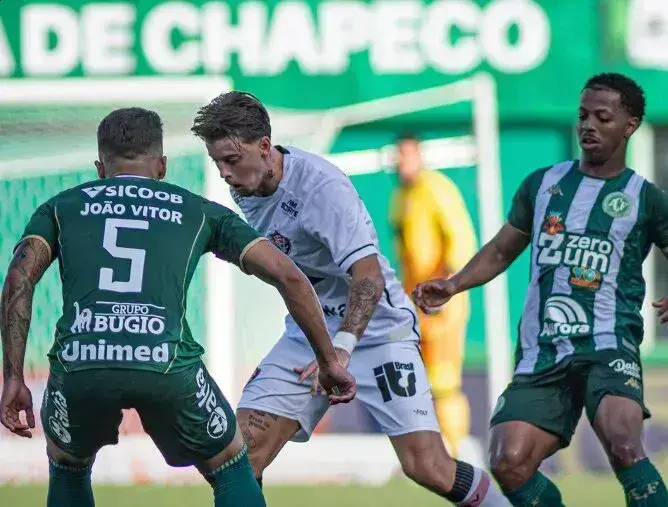 Chapecoense empata sob pressão e perde chance de vitória contra o Vitória