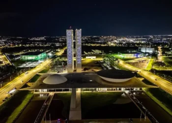 Congresso ilumina mensagem contra o Holocausto em homenagem a vítimas
