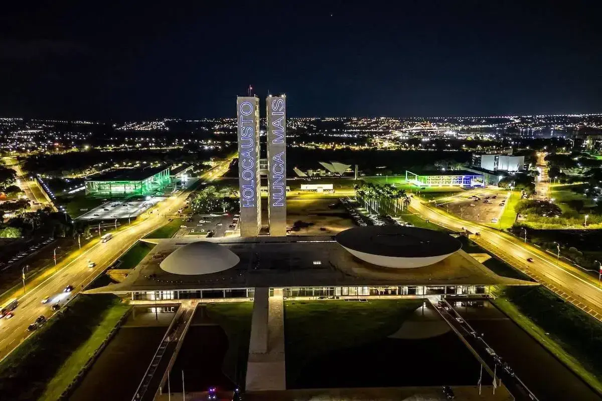 Congresso ilumina mensagem contra o Holocausto em homenagem a vítimas