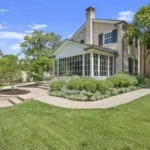 Emma Stone coloca mansão renovada em Austin à venda por R$ 130 milhões