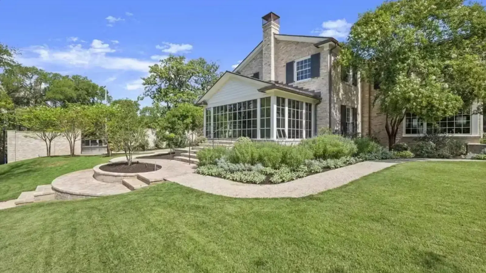 Emma Stone coloca mansão renovada em Austin à venda por R$ 130 milhões