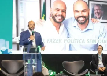 Ex-dirigente tucano presta homenagem a Bruno Covas em palestra