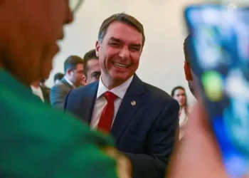 Família Bolsonaro busca retorno político com Flávio como candidato competitivo