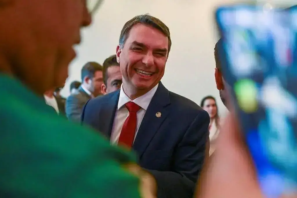 Família Bolsonaro busca retorno político com Flávio como candidato competitivo