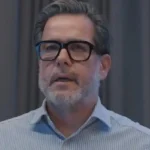 Ferette flagra Arminda e Joaquim em cena quente em Três Graças