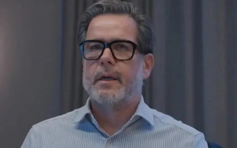 Ferette flagra Arminda e Joaquim em cena quente em Três Graças