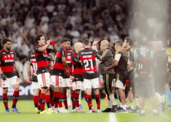 Flamengo e Santos se enfrentam no Maracanã em clássico decisivo neste domingo